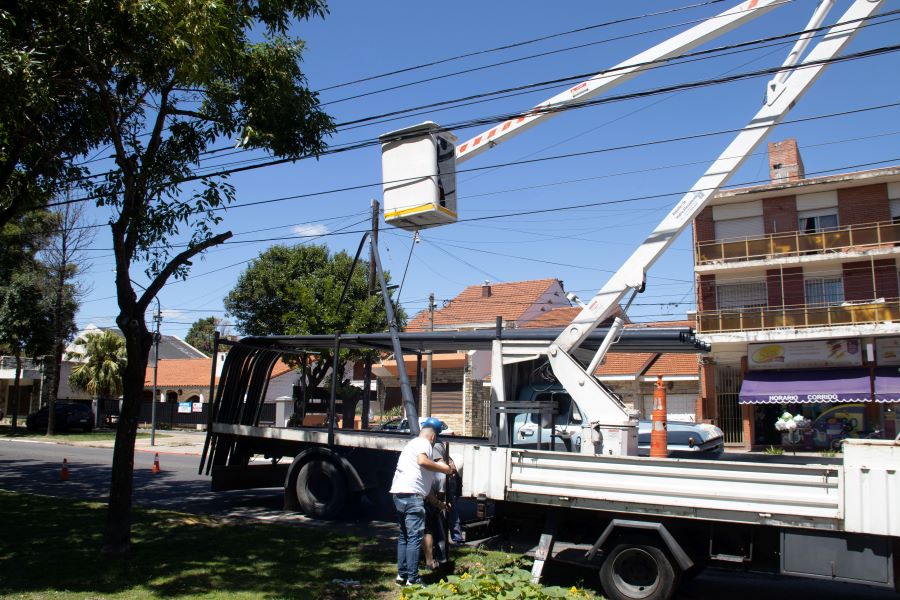 Avenida Mitre más iluminada: colocan nuevos equipos LED a la altura de Balcarce