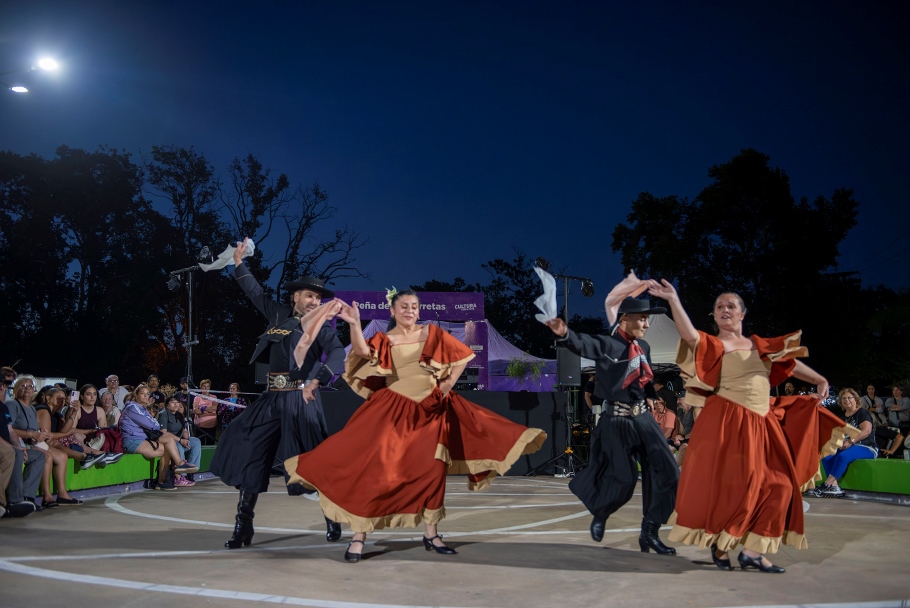 Plaza de las Carretas: Abella compartió una velada de música y danza tradicional