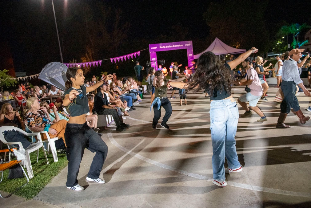 Viernes de música y tradición: se realiza la peña municipal en la Plaza de las Carretas