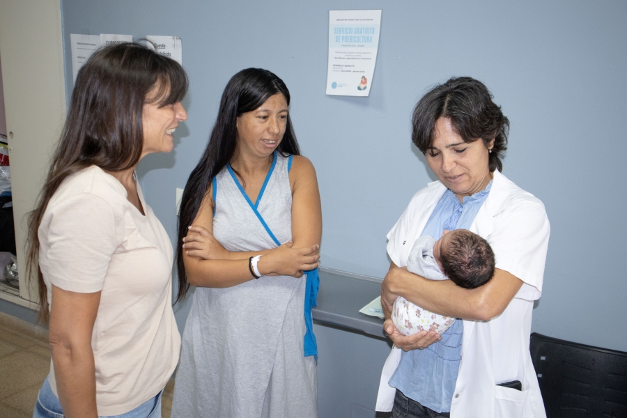 Elisa Abella visitó a Aron, el primer bebé nacido en Campana este 2026